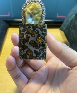 Mảnh Thiên Thạch Pallasite 45 × 36 × 4 mm – 12 000 Bovis | “Mắt Xạ Thiên Hà”