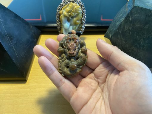 Hồng Diện Hoàng Long – Mặt dây Hoàng Phỉ thiên nhiên trấn tà hộ mệnh, nâng tầm bản mệnh